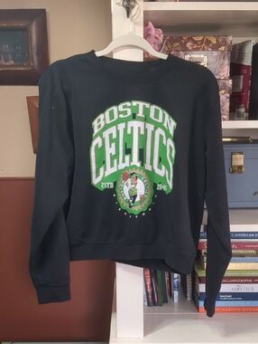 Boston Celtics Black Cropped Graphic Sweatshirt - NBA Team Crewneck